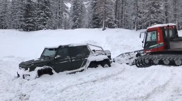 Mercedes-Benz G63 AMG 6x6 stuck